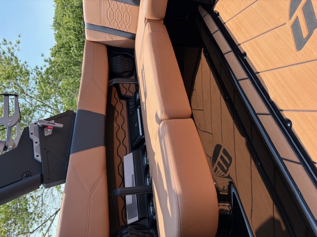 2025 Malibu 23 LSV  Icon